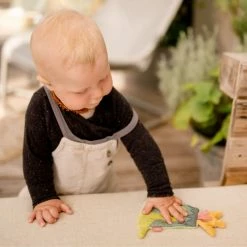 Baby Fehn Knister-Greifling Vulkan - Happy Dino -Günstiges Babyspielzeug Geschäft baby fehn knister greifling vulkan happy dino 51124 d4