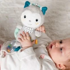 Baby Fehn Spieltier zum Aufhängen Katze Yuki -Günstiges Babyspielzeug Geschäft baby fehn spieltier zum aufhangen katze yuki 057102 d2