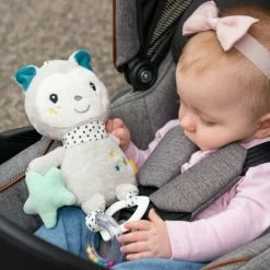 Baby Fehn Spieltier zum Aufhängen Katze Yuki -Günstiges Babyspielzeug Geschäft baby fehn spieltier zum aufhangen katze yuki 057102 d4